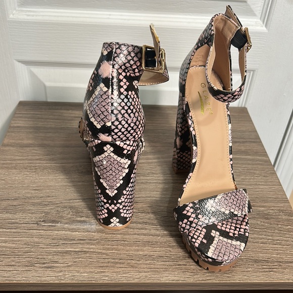 GLAZE CHUNKY HEELS PLATFORM SNAKE SKIN PRINT PINK AND BLACK ANKLE STRAPS SIZ 7.5 - Picture 3 of 7